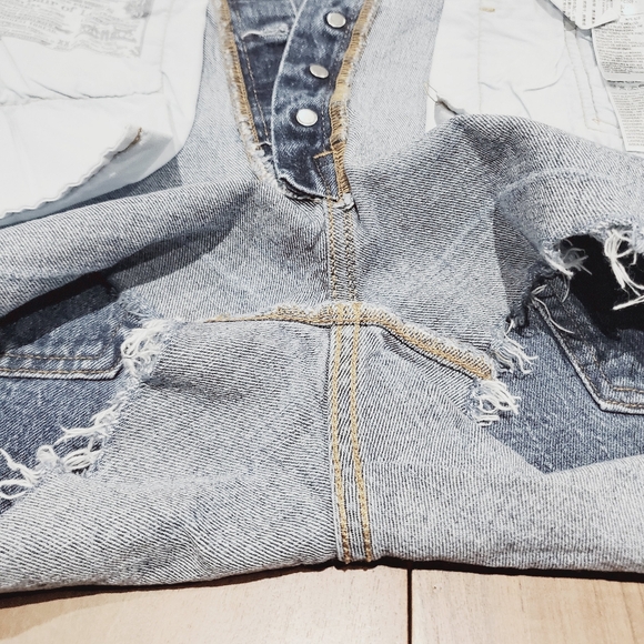 LEVIS (ARITZIA) 501 High Rise Denim Shorts Cut Offs - Picture 5 of 15